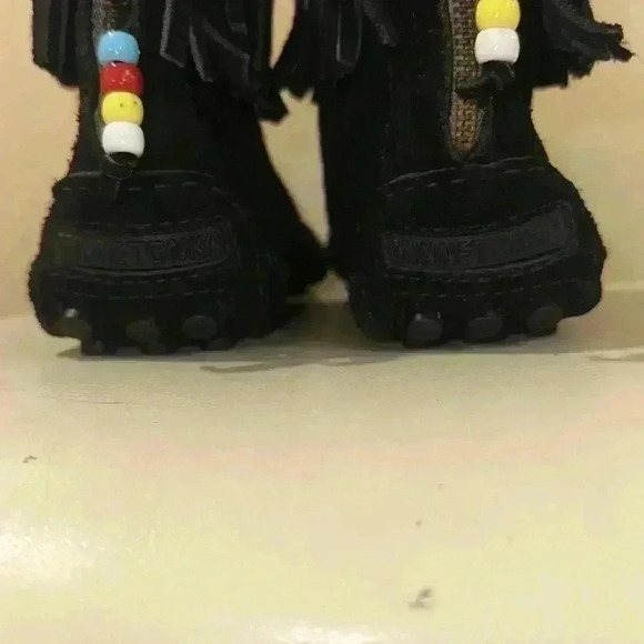 Minnetonka beaded booties. Size 7 1/2 - Picture 4 of 6